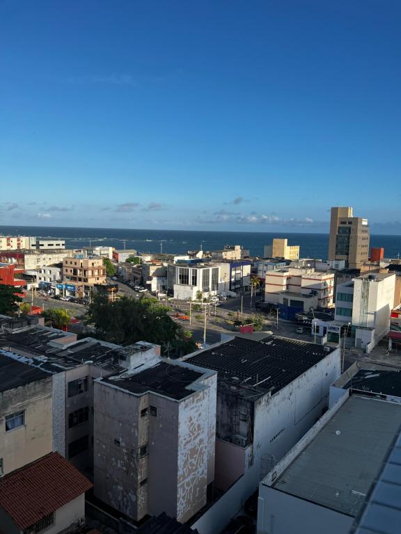 uma vista para uma cidade com edifícios e o oceano em Flat Pituba em Salvador