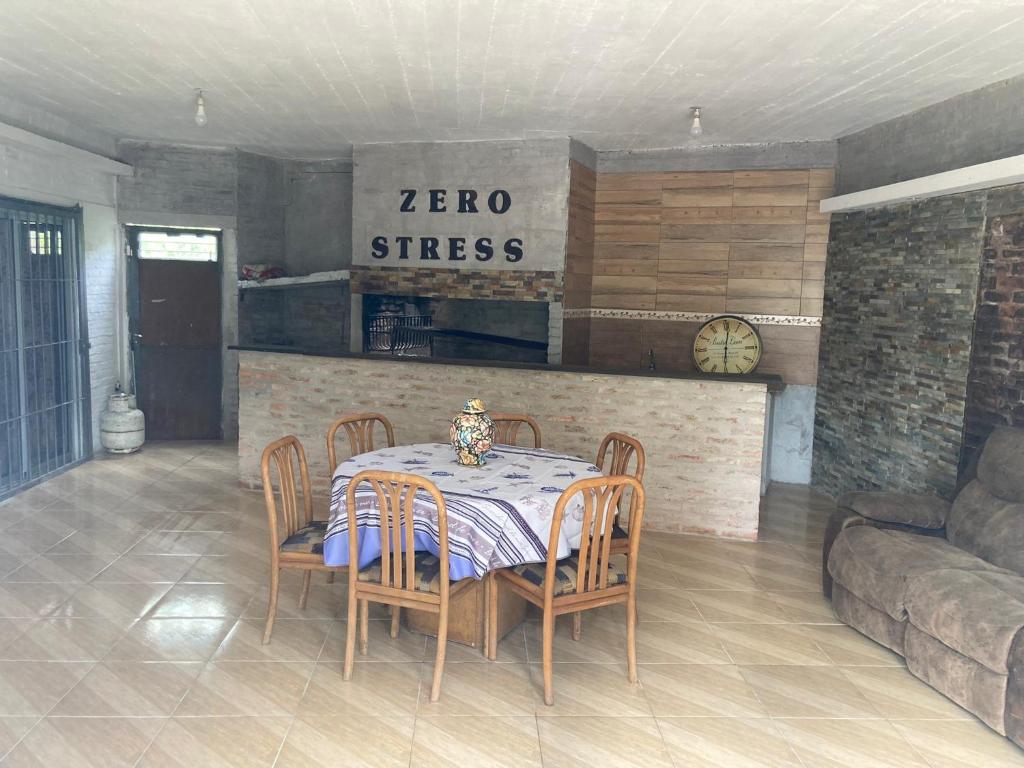 jadalnia ze stołem, krzesłami i kanapą w obiekcie Casa en San Luis w mieście La Floresta