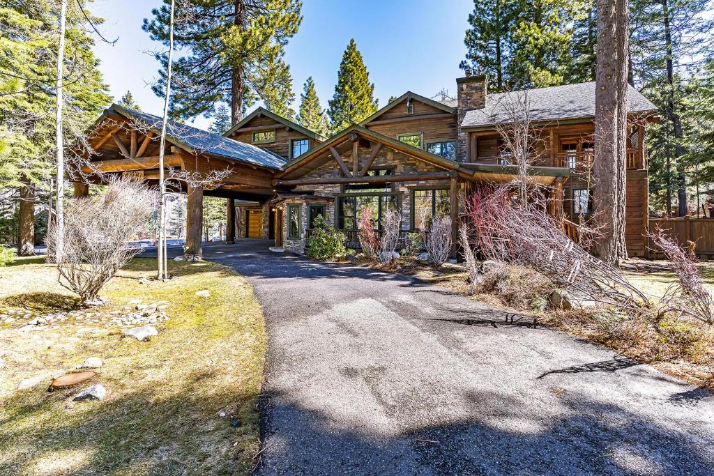 una casa de madera con una entrada que conduce al patio delantero en 1138 Lakeshore - One-of-a-kind Lakeshore Boulevard log cabin, en Incline Village
