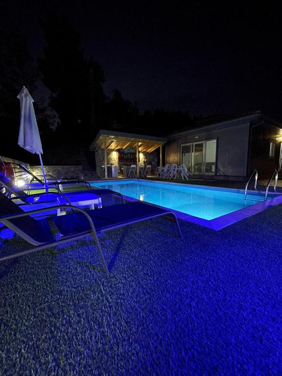 Marianna's House في Galata: حمام سباحة في الليل مع أضواء زرقاء