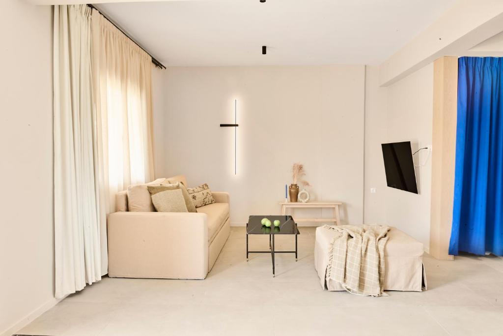 TV a/nebo společenská místnost v ubytování Skiathos Icon- Apartment 3