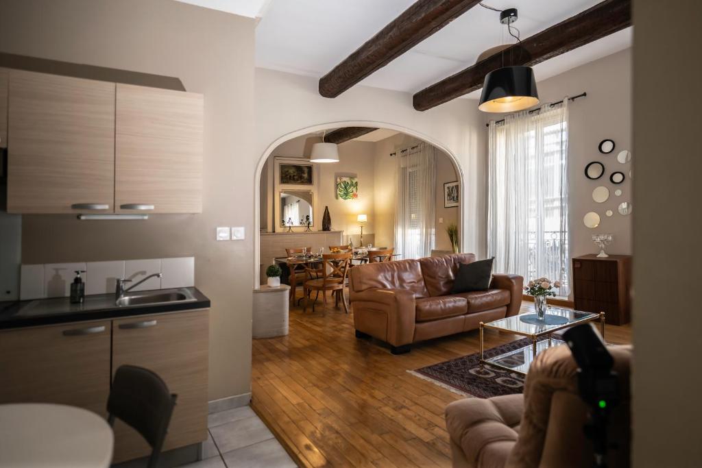 a kitchen and living room with a couch and a table at "Air d'Antan"-Meublé de Tourisme 3 étoiles -Résidence "Les Logis de Béziers"-Garage optionnel-Cœur de ville-Plages à 16km ! in Béziers