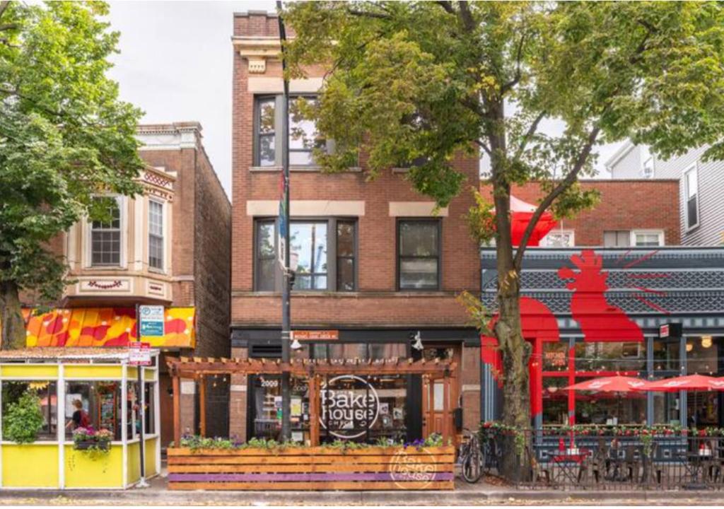 un edificio con un restaurante en una calle de la ciudad en The Roscoe Village Guesthouse, en Chicago