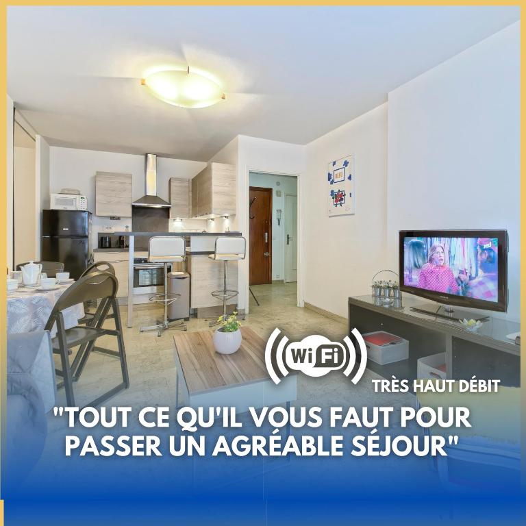 Cet appartement offre une vue sur un salon et une cuisine. dans l'établissement Superbe Appartement Près de la Gare-Clim-Wifi-Espace dedié au Travail, à Nice