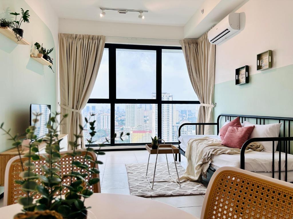 um quarto com uma cama e uma grande janela em Urban Suite Cozy Family Homestay at Georgetown by Heng Penang Homestay em Jelutong