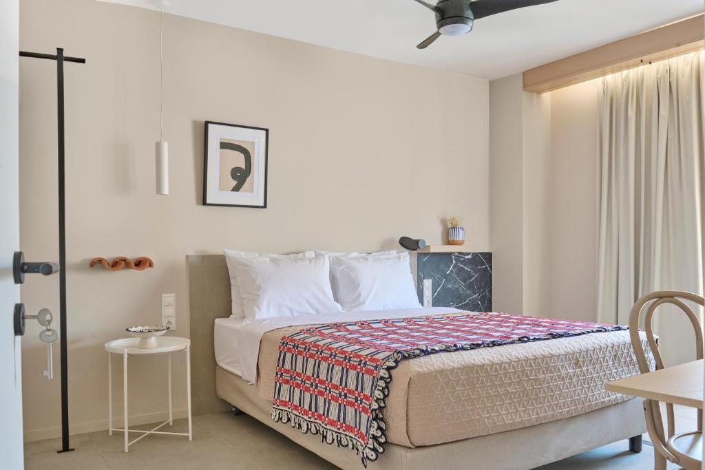 sypialnia z łóżkiem, stołem i krzesłami w obiekcie Skiathos Icon- Apartment 3 by Mojo Stays w mieście Skiatos