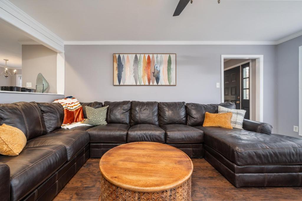 Posezení v ubytování Colleens Corner Captivating 4bed 2.5 bath in Charming Neighborhood
