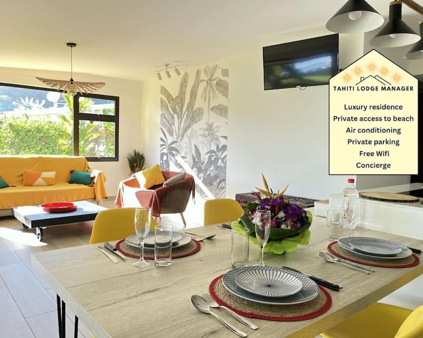 una sala de estar con una mesa con platos. en NEW Luxury & Modern FARE MAOTI en Arue