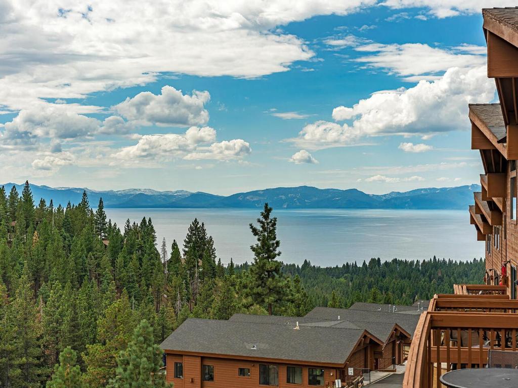 uma vista para o lago e para as montanhas a partir de uma casa em Incredible Lake Tahoe Views 2 Master Suites and a Loft em Incline Village