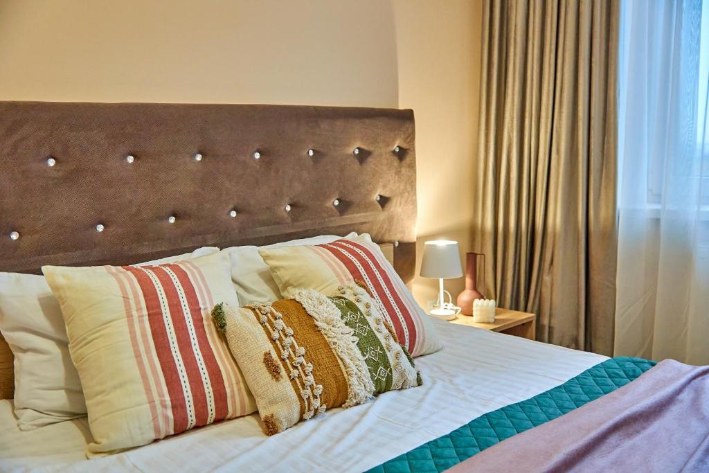 ein Schlafzimmer mit einem Bett mit Kissen darauf in der Unterkunft Elite Lux Apartment with balcony in Mukatschewo