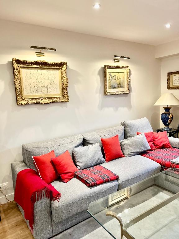 - un salon avec un canapé et des oreillers rouges dans l'établissement L'idéal à Deauville, à Deauville