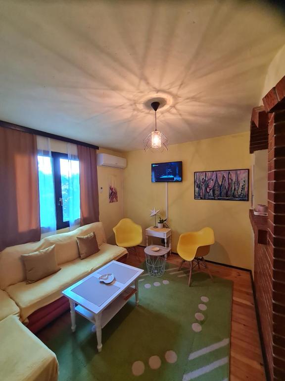 a living room with a couch and a table at Vikendica Alisa in Doboj
