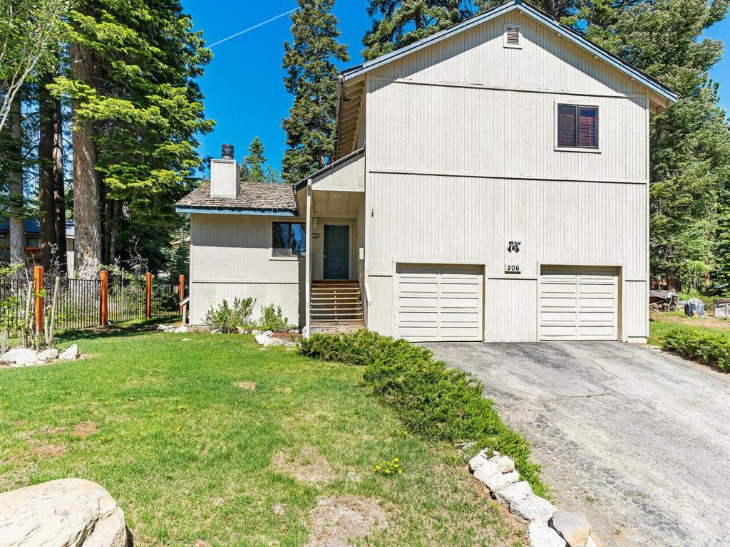 um celeiro branco com duas portas de garagem numa entrada em A great mountain home offering amenities that makes for a great getaway in Lake Tahoe em Incline Village