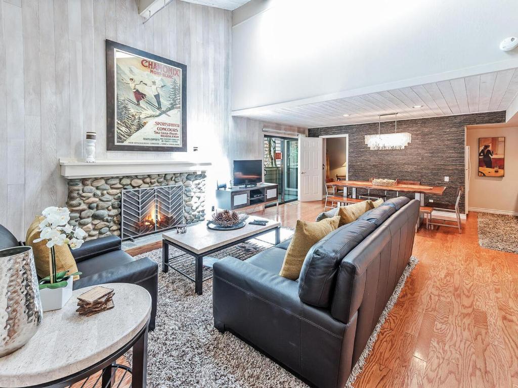 un soggiorno con divano e camino di Forest Pines Condo Country Contemporary feel a Incline Village