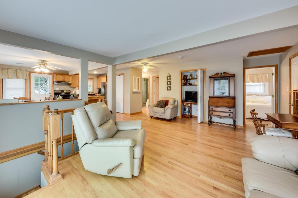 een woonkamer met witte meubels en een keuken bij Salem Vacation Home with Dock Steps to Paddock Lake in Twin Lakes