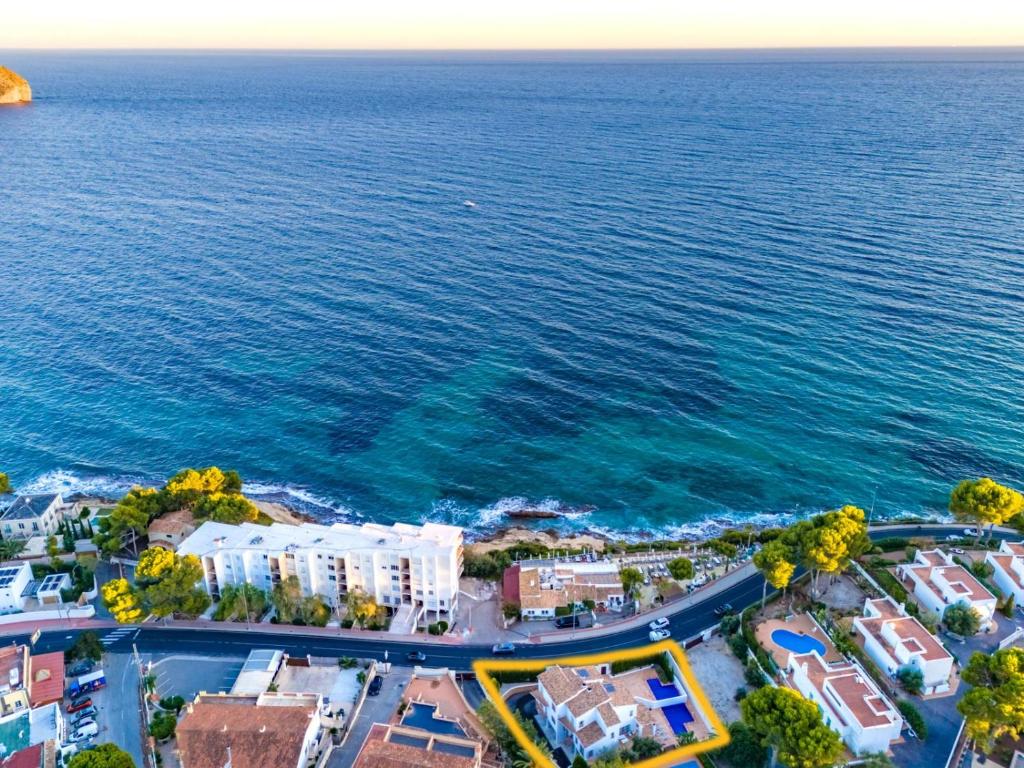 una vista aérea de un complejo cerca del océano en EL PASEO - By Almarina Villas, en Teulada