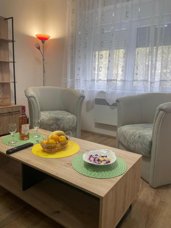 Una sala de estar con una mesa con un bol de fruta. en Konstantin Sokobanja, en Soko Banja