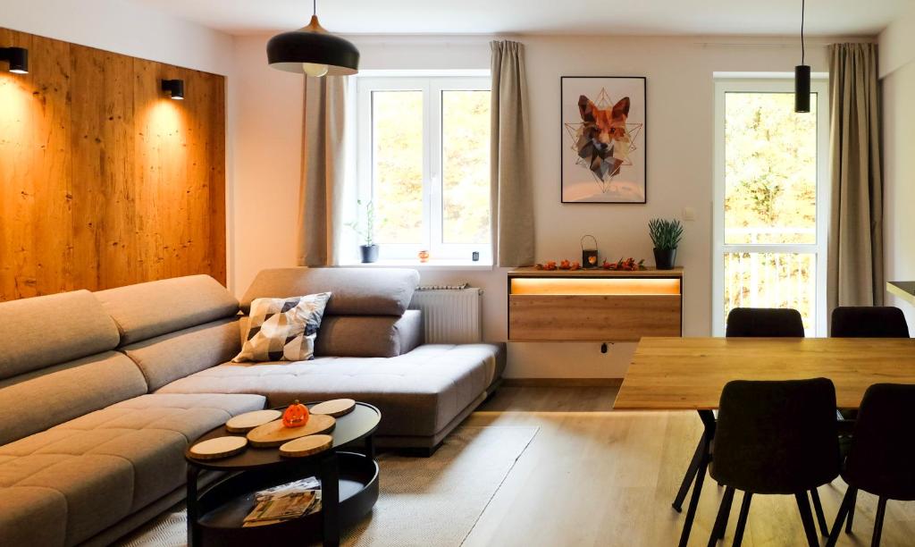 uma sala de estar com um sofá e uma mesa em Fox Apartment em Jáchymov