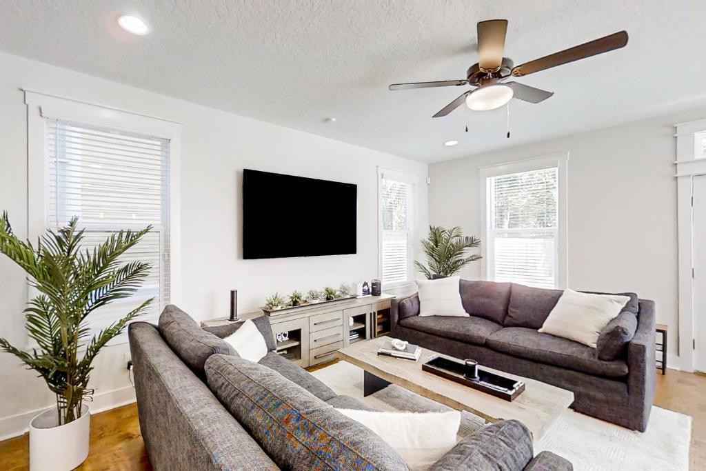 ein Wohnzimmer mit 2 Sofas und einem Flachbild-TV in der Unterkunft Liberty Manor in Jacksonville