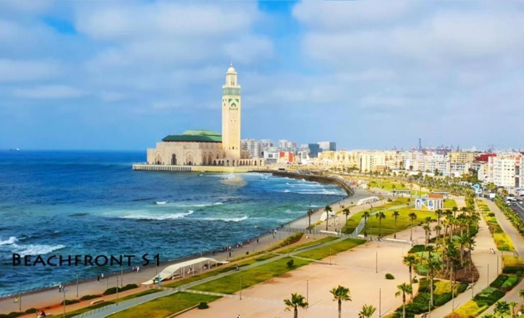 een stad met een klokkentoren naast de oceaan bij luxury house with garden view close to beach in Casablanca