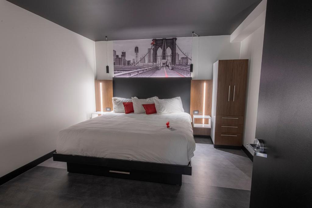 Postel nebo postele na pokoji v ubytování Grand Times Hotel – Aeroport de Quebec