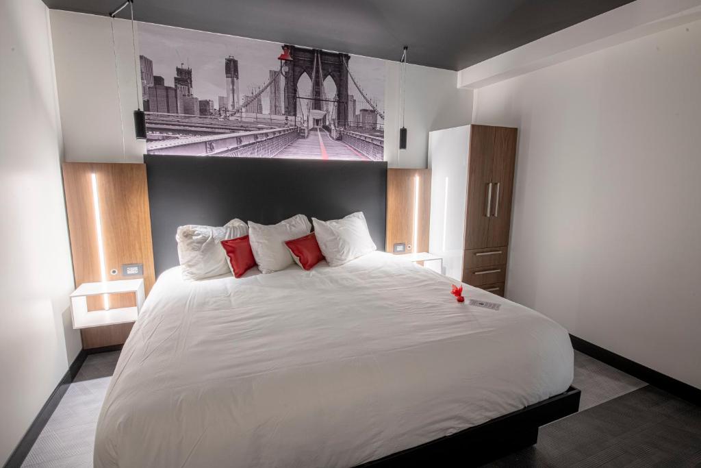 Postel nebo postele na pokoji v ubytování Grand Times Hotel – Aeroport de Quebec