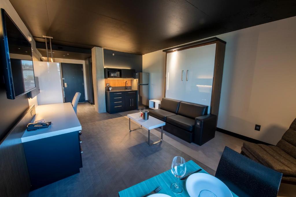 Postel nebo postele na pokoji v ubytování Grand Times Hotel – Aeroport de Quebec