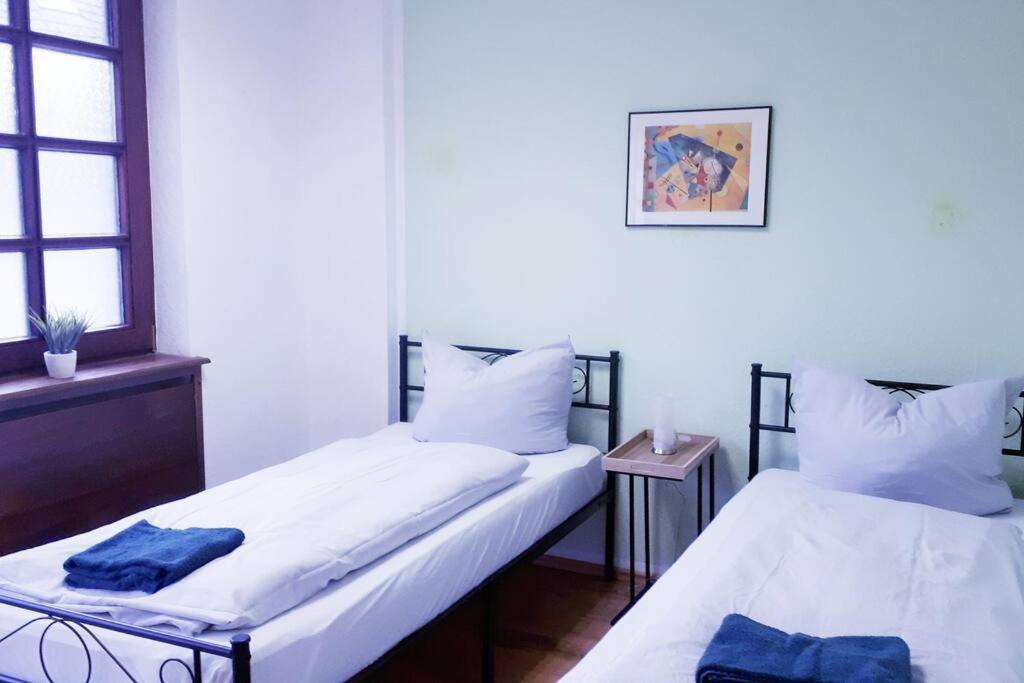 dos camas sentadas una al lado de la otra en una habitación en 2 Zimmerwohnung, en Mönchengladbach