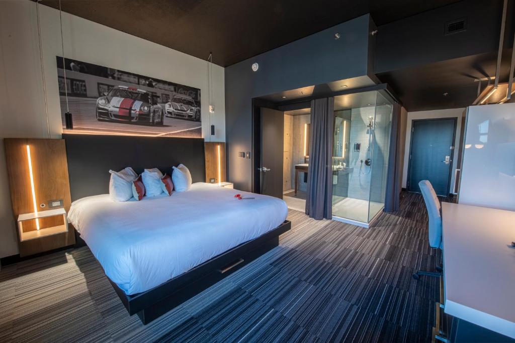 Postel nebo postele na pokoji v ubytování Grand Times Hotel – Aeroport de Quebec