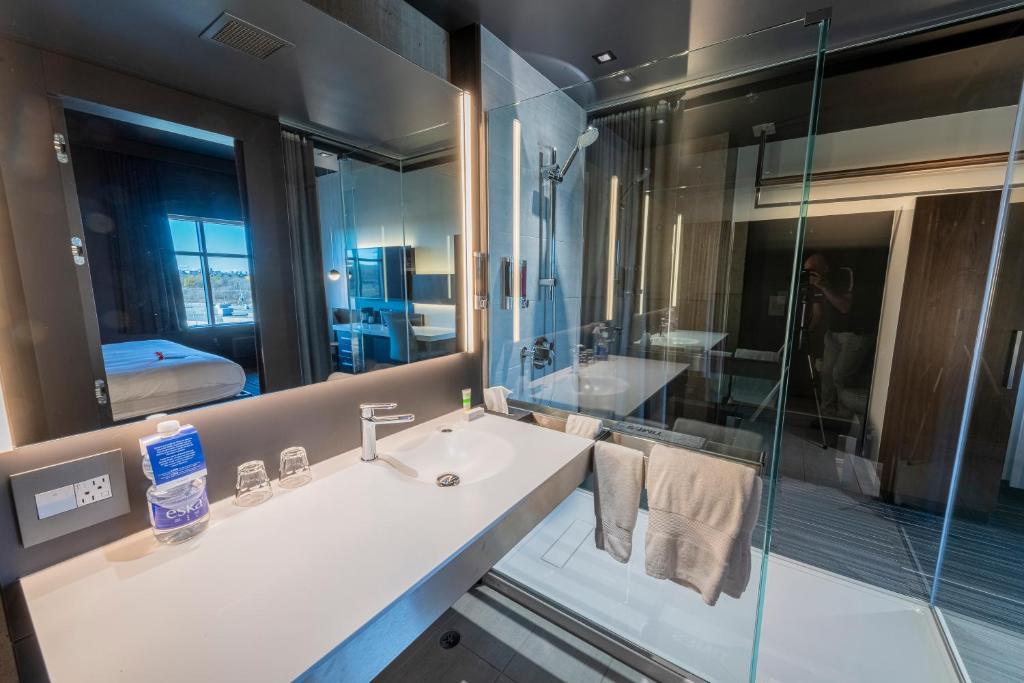 Koupelna v ubytování Grand Times Hotel – Aeroport de Quebec