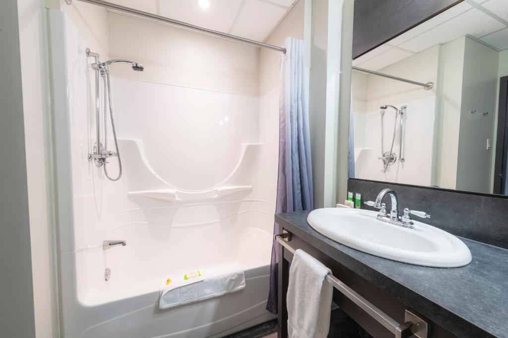 Koupelna v ubytování Grand Times Hotel – Aeroport de Quebec