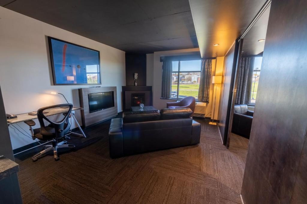 TV a/nebo společenská místnost v ubytování Grand Times Hotel – Aeroport de Quebec