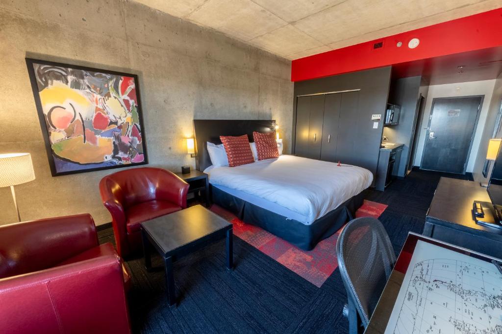 Postel nebo postele na pokoji v ubytování Grand Times Hotel – Aeroport de Quebec