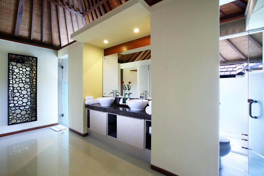 a bathroom with two sinks in a room at Lalasa Villas Canggu in Canggu
