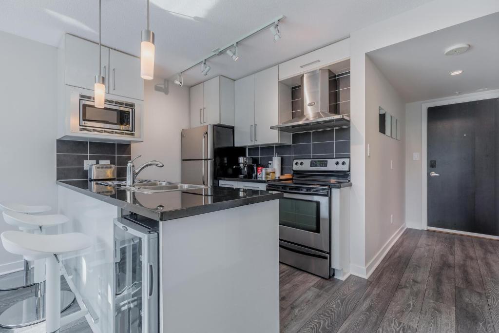 Ferienwohnung Prime location near Rogers Arena & BC Place with Pool