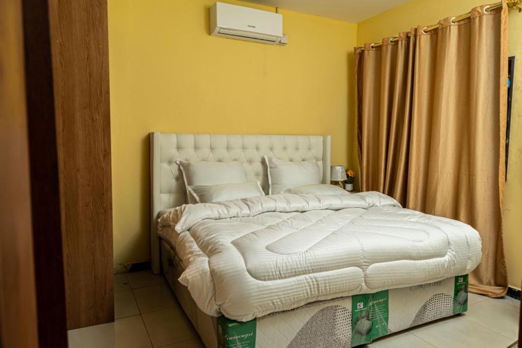 a bedroom with a large bed in a room at Planet Golf - foxdale in Foxdale Estates