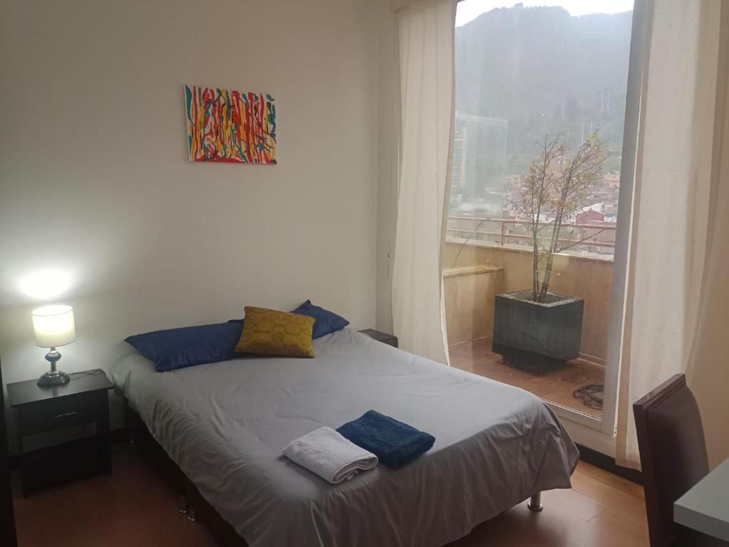 Ce lit se trouve dans un dortoir doté d'une grande fenêtre. dans l'établissement Habitaciones Centro Histórico, ed, continental, à Bogotá