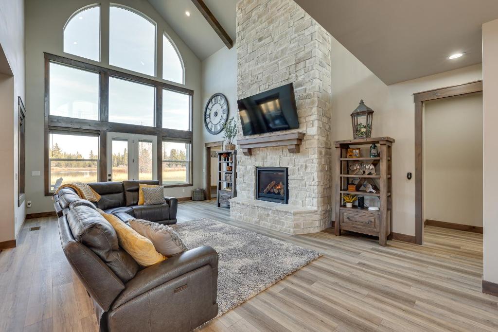 een woonkamer met een bank en een open haard bij Spacious McCall Home with Private Lake Access! in McCall