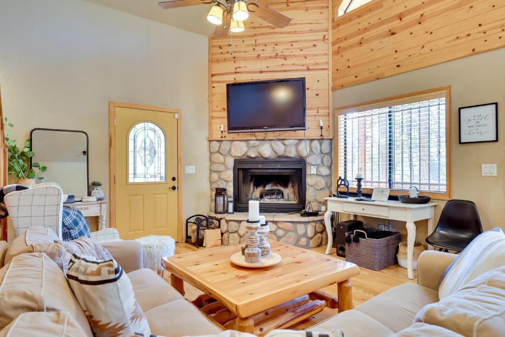 uma sala de estar com um sofá e uma lareira em Inviting Nutrioso Cabin with Wraparound Porch! em Nutrioso