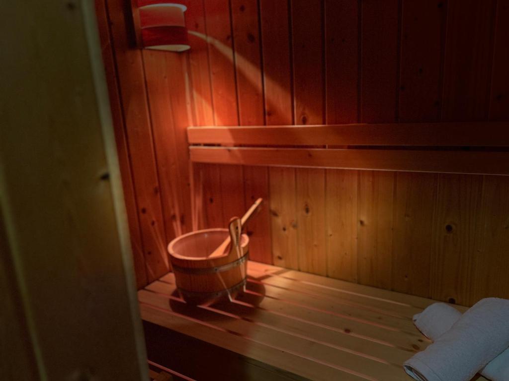 baño con bañera en una pared de madera en Relais 5 Sensi WELLNESS & SPA, en Bagnoli Irpino