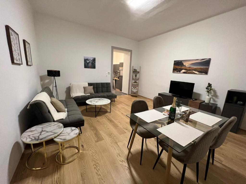 een woonkamer met een bank en een tafel bij Cozy Homes Vienna in Wenen
