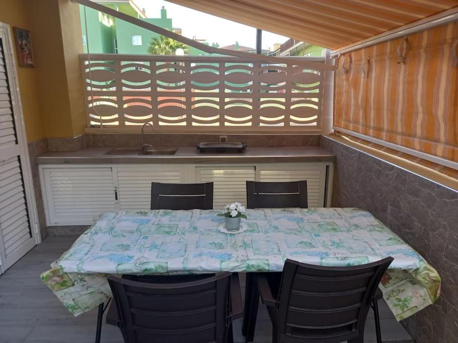 uma mesa e cadeiras sentadas numa varanda com uma mesa em Apartamento en Tenerife Islas Canarias em Candelaria