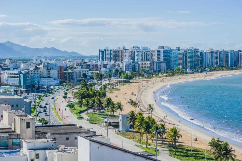 a view of a beach with buildings and the ocean at Aloha aluguel para temporadas in Vitória