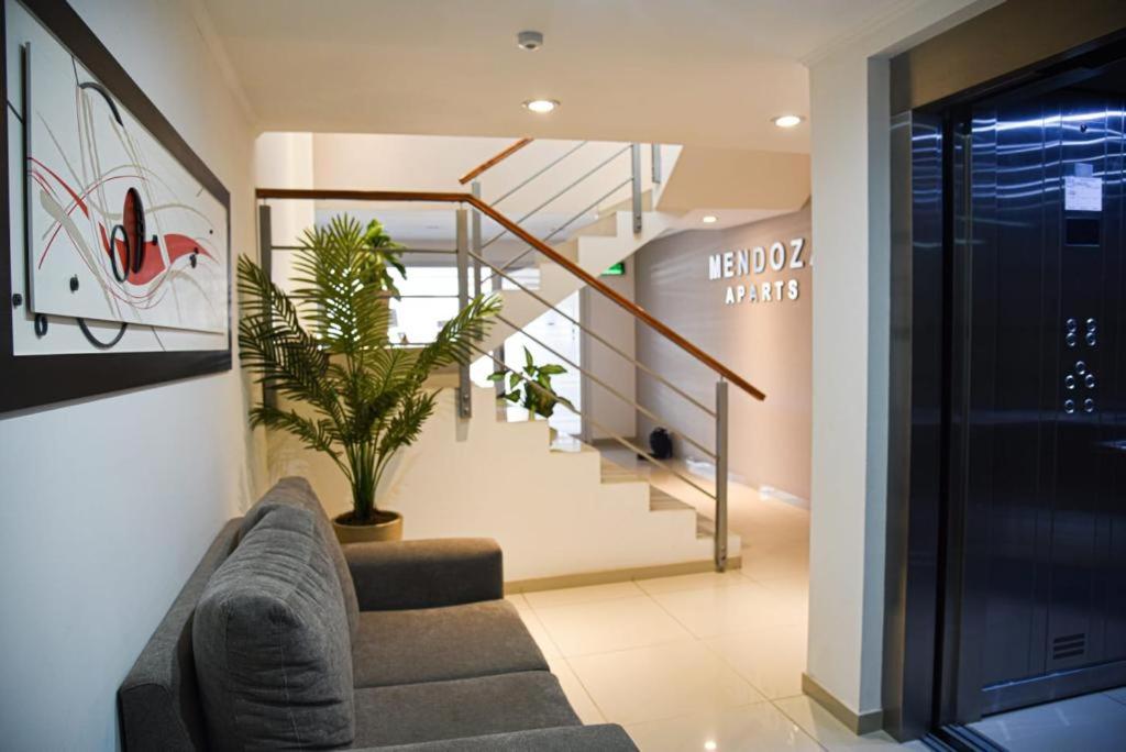 sala de estar con sofá y escalera en Mendoza Aparts - Con cochera incluida en Villa María