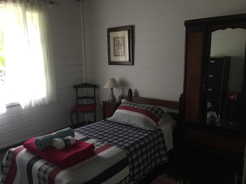 Giường trong phòng chung tại Chalé de Madeira na Mata Atlântica e perto do Mar