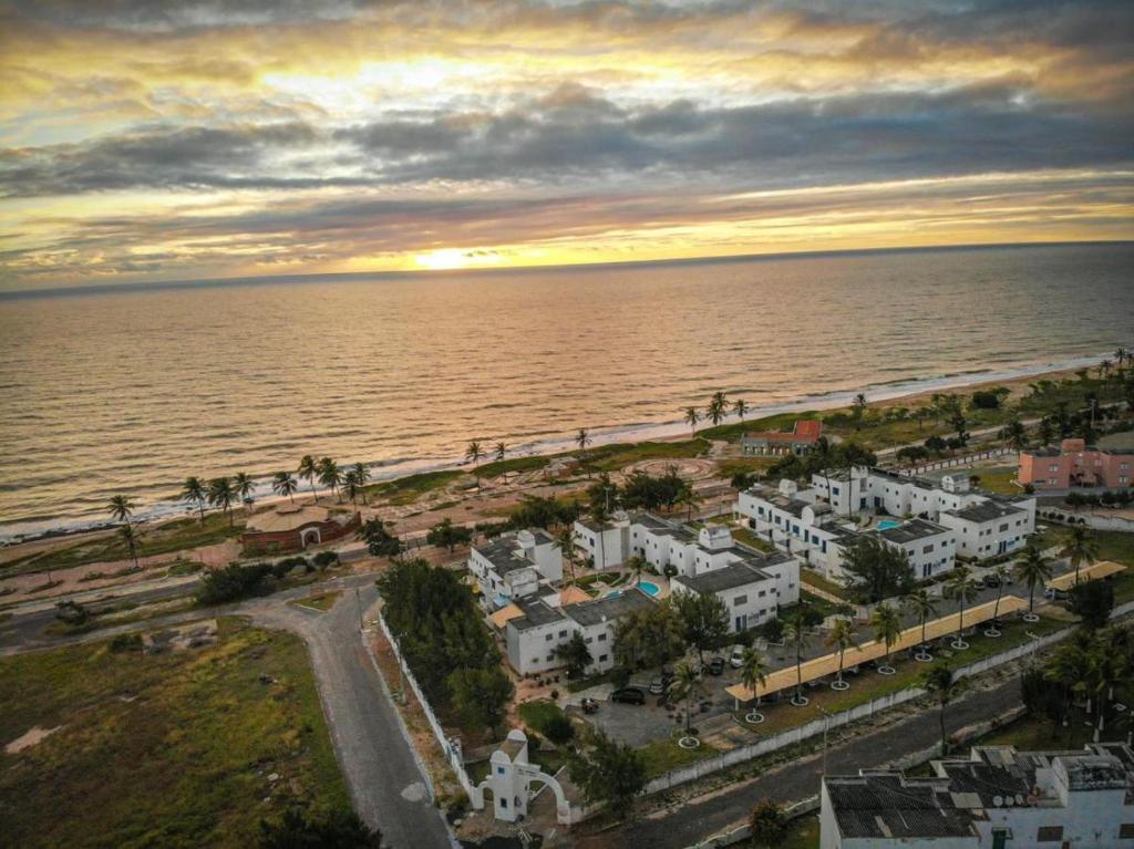 an aerial view of a city and the ocean at Paraiso frente ao mar, réplica de uma vila grega! in Aracati