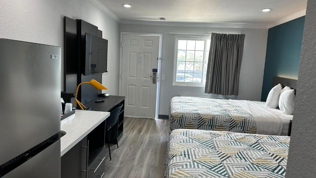 Studio 6 Suites San Ysidro CA San Diego South Bay - 