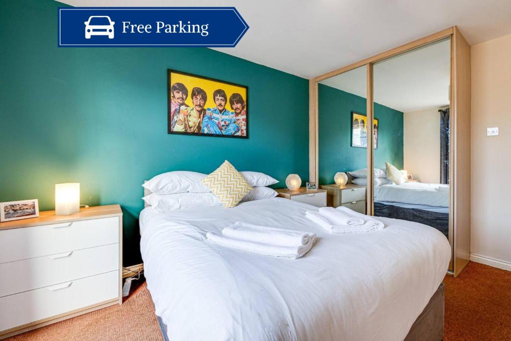 Un pat sau paturi într-o cameră la Cosy 2BR Modern Apt with Free Parking
