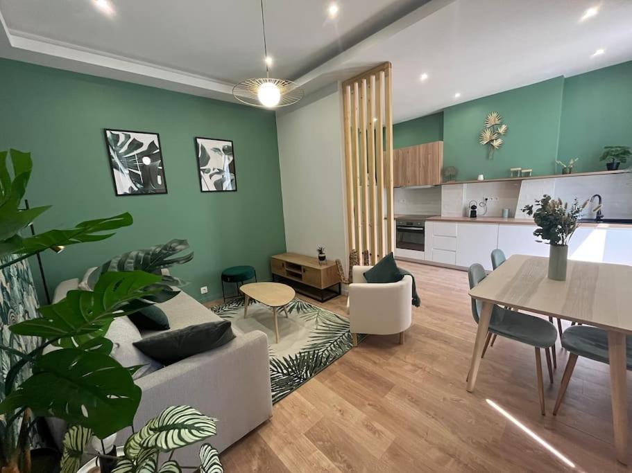 un salon avec un canapé et une table dans l'établissement Magnifique appartement quartier joliette, à Marseille