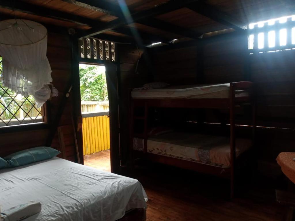 um quarto com 2 beliches e uma janela em Hostal Té de Menta em Muisne